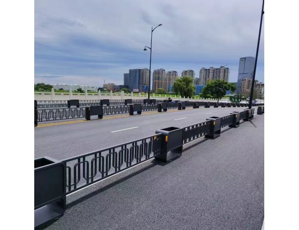 道路隔斷護(hù)欄-地產(chǎn)售樓部花箱